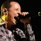 Vokalis band rock Linkin Park, Chester Bennington dikabarkan meninggal dunia karena bunuh diri pada Kamis, 20 Juli 2017. (Foto: ForWallpaper)