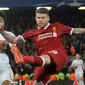 Pemain Spartak Moscow, Luiz Adriano berebut bola dengan pemain Liverpool, Alberto Moreno pada matchday terakhir Grup E Liga Champions di Stadion Anfield, Kamis (7/12). Liverpool menang 7-0 dan lolos ke babak 16 besar. (AP/Rui Vieira)