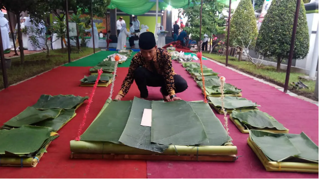 Tempat Nasi Tradisional "Ancak" Menghiasi Isra Mikraj di Banyuwangi