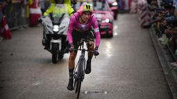 Desain helm tersebut memiliki dua lubang di depannya. Perangkat tersebut bertujuan untuk ventilasi udara dan mengurangi tekanan udara dengan cara mengarahkan angin masuk ke dalam helm dan melewati bahu. Selain itu, helm ini memiliki bagian belakang yang dirancang khusus untuk posisi time trail dan mempunyai material penyerap benturan yang tebal di area-area khusus. (AP/Daniel Cole)