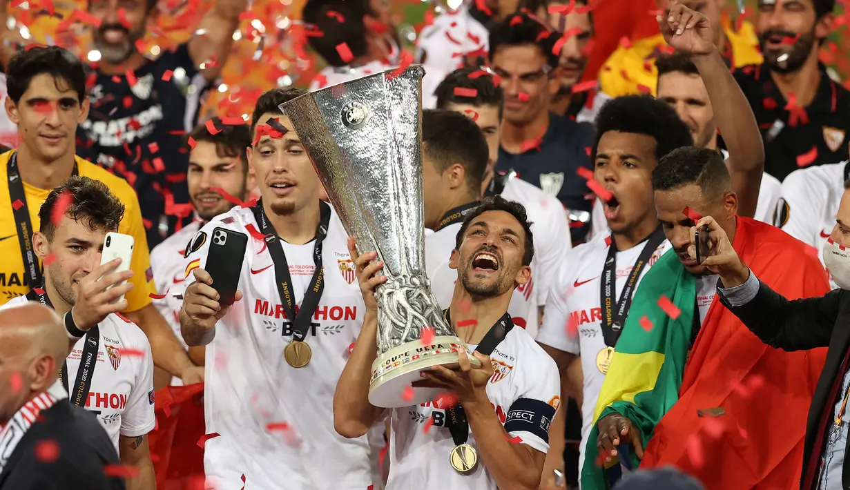 Pemain Sevilla merayakan gelar juara Liga Europa 2019/2020 di Stadion RheinEenergie, Sabtu (22/8/2020) dini hari WIB. Sevilla raih gelar juara Liga Europa 2019/2020 usai mengalahkan Inter Milan dengan skor 3-2. (AFP/Lars Baron/pool)