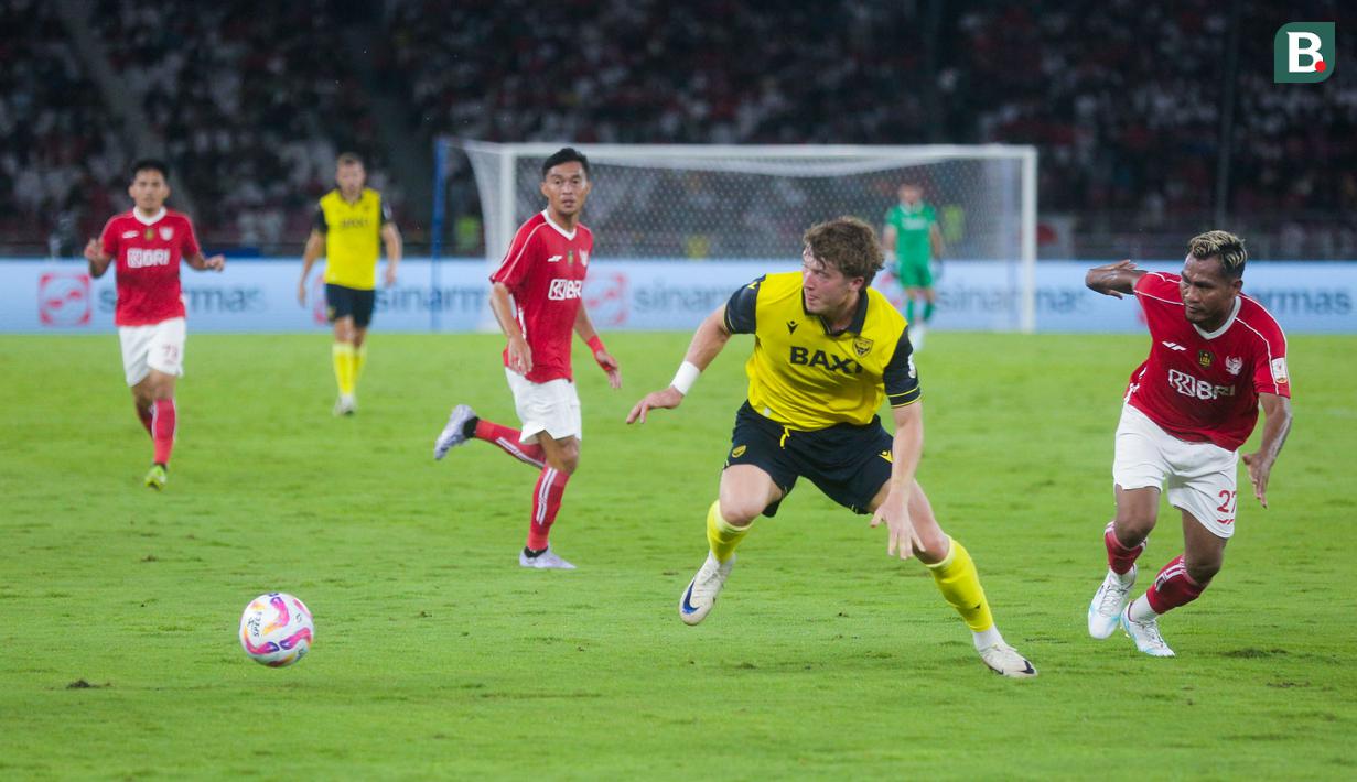 Sosok Ole Romeny menjadi sorotan saat pertandingan panas antara Oxford United vs Liga Indonesia All Star dalam ajang Piala Presiden 2025. (Bola.com/M Iqbal Ichsan)