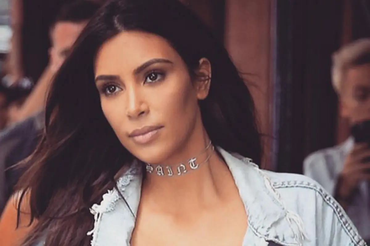 Kim Kardashian tak kuat menahan air mata kala dirinya mengingat perampokan di Paris. (Foto: AFP)