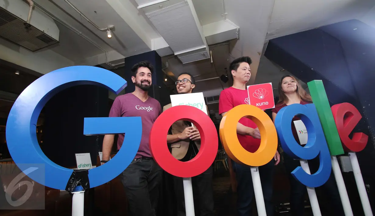 Head of Corporate Communication Google Indonesia, Jason Tedjasukmana (kiri) berfoto bersama Startup pertama di Jakarta, Kamis (3/3/2016). Google berkomitmen untuk melatih 100.000 pengembang di Indonesia hingga 2020. (Liputan6.com/Angga Yuniar)