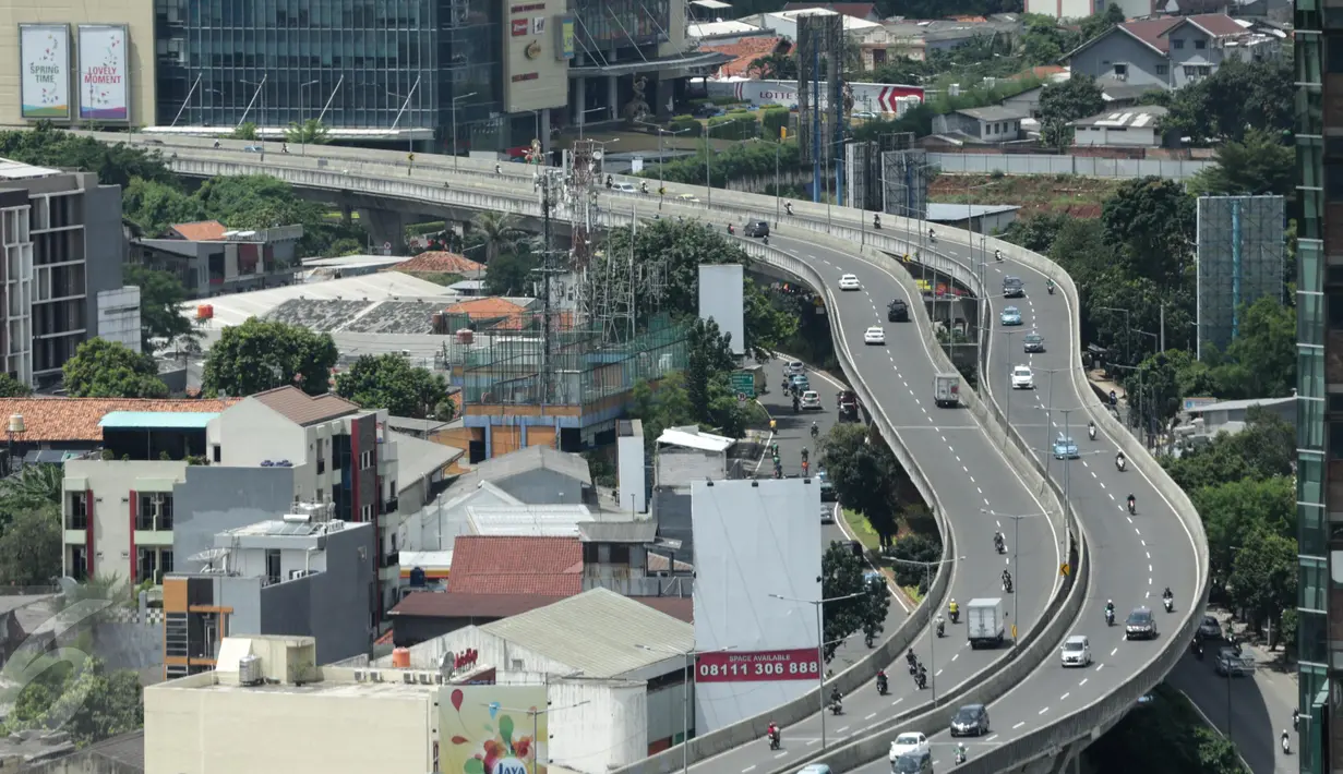 Pengendara sepeda motor nekat melintasi JLNT Casablanca, Jakarta, Jumat (7/4). Karena memang JLNT ini tidak didesain untuk pengendara sepeda motor dan mengancam keselamatan karena terpaan angin yang kencang. (Liputan6.com/Faizal Fanani)