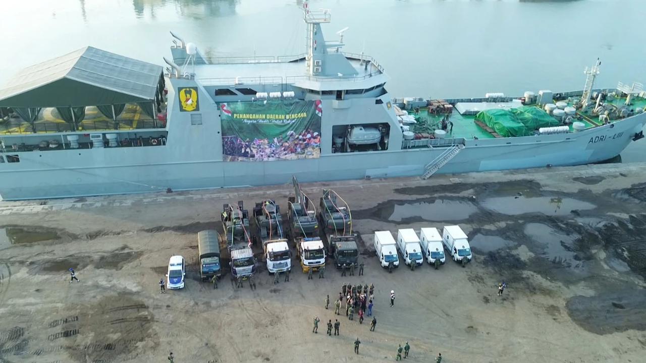 FOTO: Kapal ADRI LIII Bawa Bantuan Almatzi Tiba di Belawan