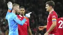 Usai pertandingan De Gea berusaha menghampiri dan menunjuk ke wajah Harry Maguire seakan-akan memuji penampilan kapten MU tersebut yang kembali tampil usai tujuh laga menepi. (AP Photo/Jon Super)