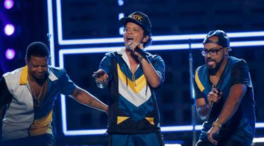 Penyanyi Bruno Mars (tengah) membuka ajang tahunan American Music Awards (AMA) 2016 di Los Angeles, California, Minggu (20/11). Membawakan lagu terbarunya, 24K MagiC, Bruno Mars membuat panggung AMA 2016 seketika bergoyang. (REUTERS/Mario Anzuoni)