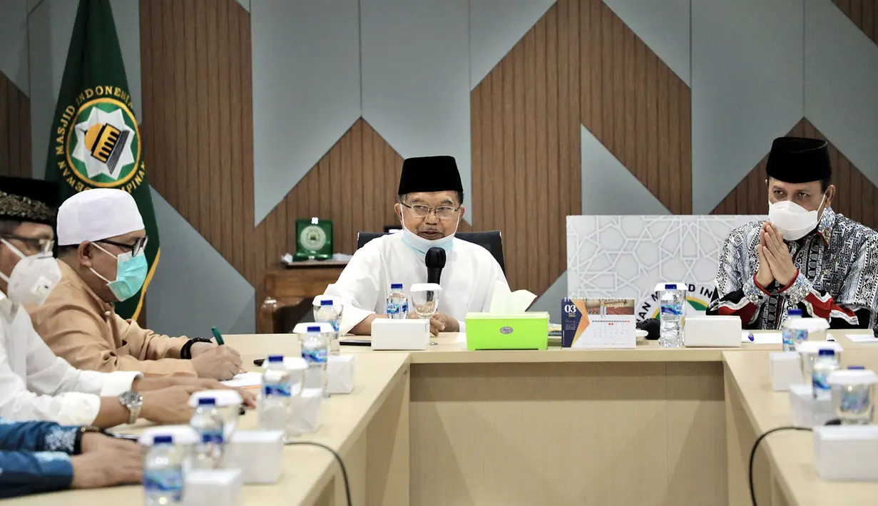Ketua Umum Dewan Masjid Indonesia Jusuf Kalla (tengah) bertemu Kepala BNPT Komjen Pol Boy Rafli Amar di Kantor Pusat DMI, Jakarta, Jumat (4/2/2022). Pertemuan ini dalam rangka kerja sama program deradikaliasasi terorisme dengan melibatkan DMI di seluruh tingkatan wilayah Indonesia. (Foto: Istimewa)