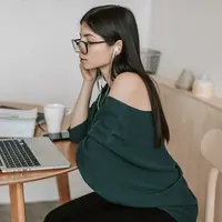 ilustrasi perempuan bekerja/Photo by Vlada Karpovich from Pexels