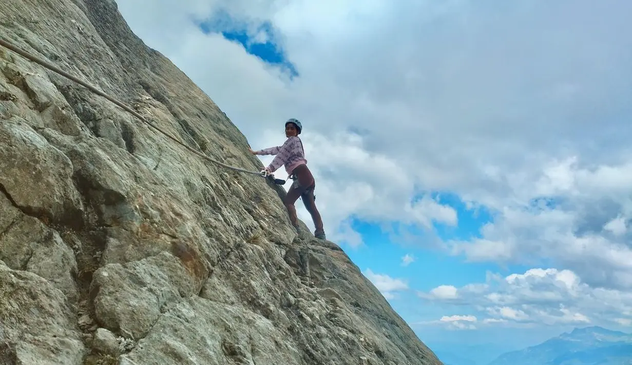 Panjat tebing di Gunung Whistler dengan trek yang menantang dan suhu yang dingin, Natasha Wilona tampil sporty dengan jaket dan long pants. [Instagram/natashawilona12]