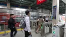 Penumpang Commuter Line melakukan tap in untuk mengakses peron di Stasiun BNI City, Jakarta, Kamis (3/9/2026). Aktivitas tersebut berlangsung setelah layanan naik dan turun penumpang dari Stasiun Karet dialihkan ke Stasiun BNI City. (KLY/Budy Santoso)