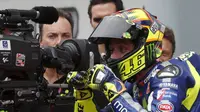 Valentino Rossi bergaya di depan kamera televisi (REUTERS/Olivia Harris)