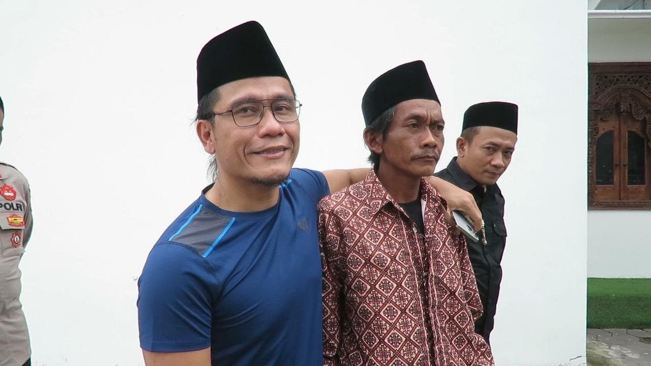 VIDEO: Penjual Es Sunhaji Sambil Nangis Meminta ke Presiden Prabowo Tolak Pengunduran Diri Gus Miftah