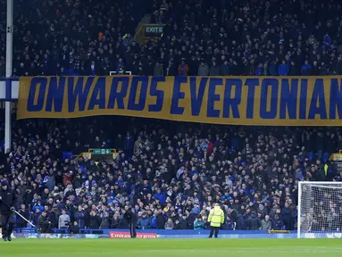 Suporter Everton membentangkan banner dalam laga lanjutan Piala FA 2024/2025 melawan Bournemouth di Goodison Park, Liverpool, Inggris, Minggu (09/02/2025) WIB. (AP Photo/PA/Peter Byrne)