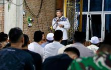 Penuh Khidmat, Kasatgas Tito Salat Tarawih Bersama Masyarakat Aceh Tamiang