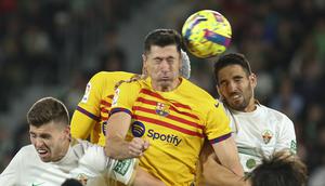 Penyerang Barcelona,  Robert Lewandowski (tengah) menyundul bola saat bertanding melawan Elche pada pertandingan lanjutan La Liga Spanyol di Stadion Martinez Valero di Elche, Spanyol, Sabtu,Minggu, 2 April 2023. (AP Photo/Alberto Saiz)
