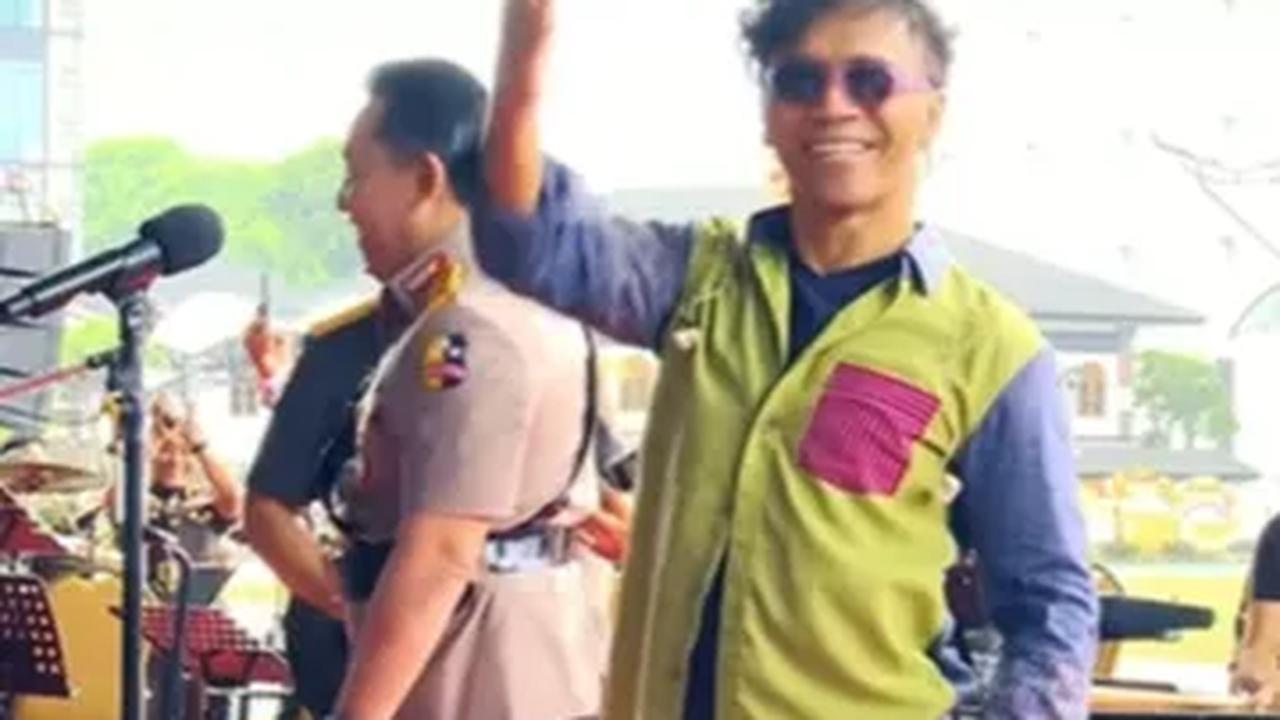 Acara yang berlangsung pada Jumat (1/12) tersebut juga dihadiri band papan atas Tanah Air, Slank yang memberikan hiburan seusai acara diselenggarakan.