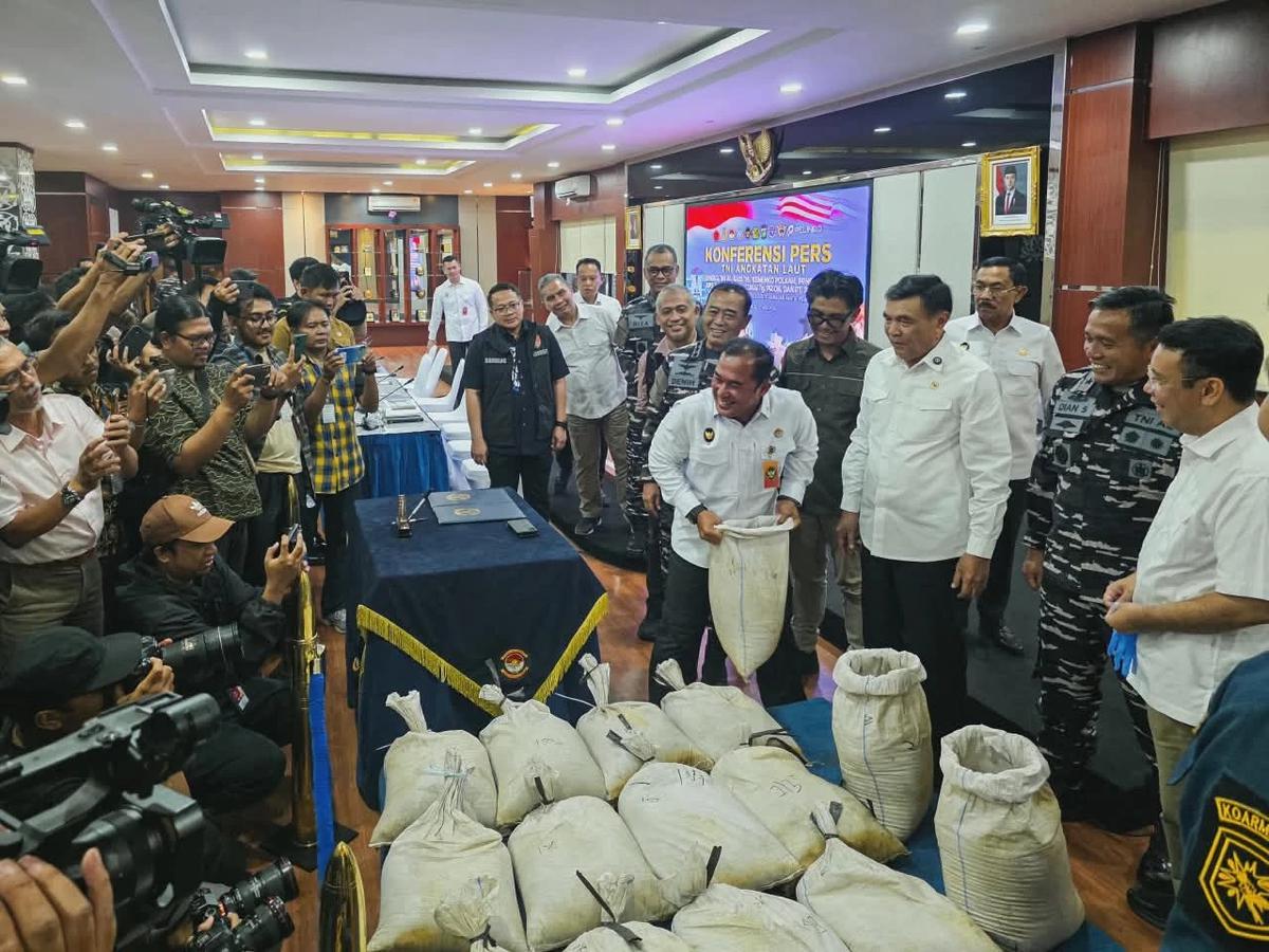 FOTO: TNI AL Gagalkan Distribusi Ilegal Pasir Timah di PIK 2