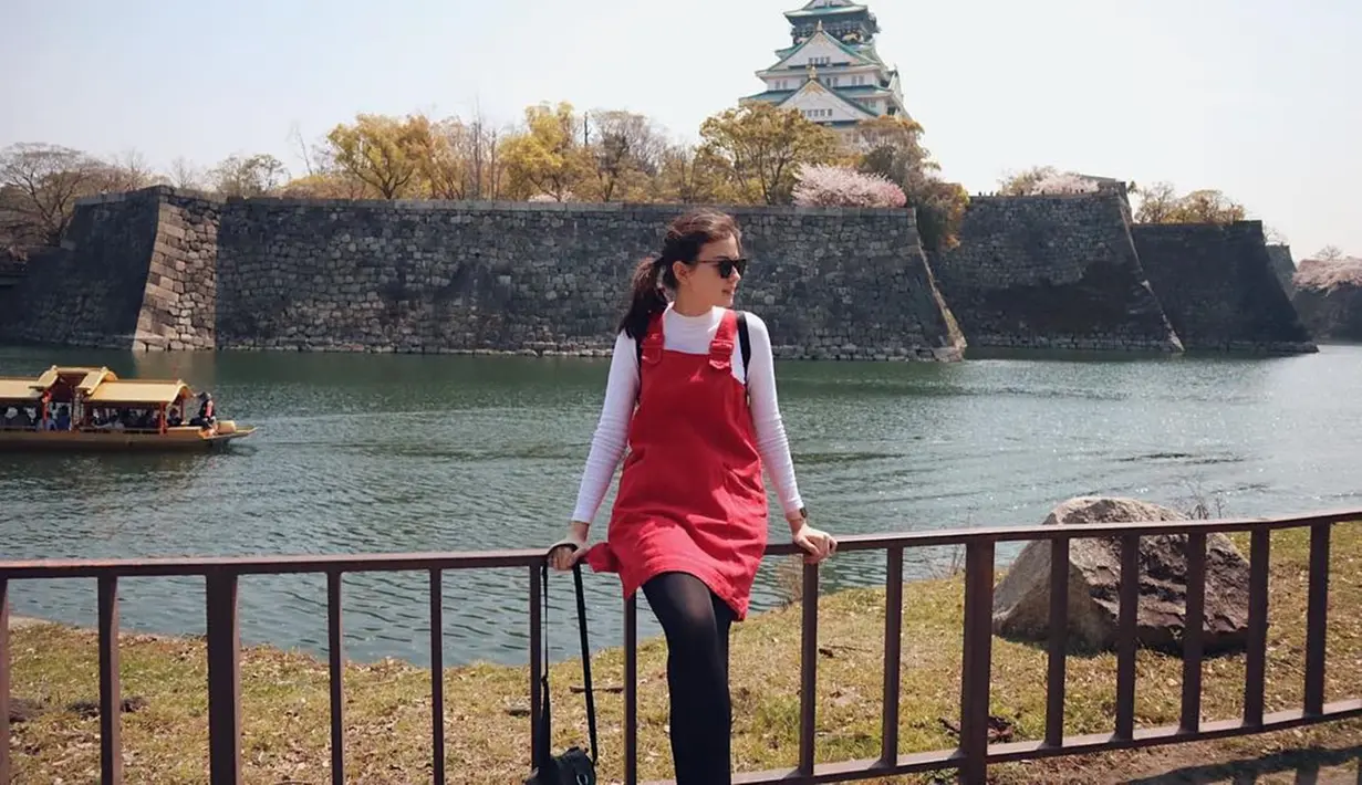 Penampilan Kimberly Ryder tampak santai saat liburan ke Jepang. Berpose di depan Istana Osaka, Kimberly tampak menawan dengan kacamata hitam. (Liputan6.com/IG/kimbrlyryder)