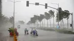 Pengendara motor menerjang hujan dan angin kencang yang dibawa Topan Mangkhut di Manila, Filipina (15/9). Topan Mangkhut menghantam pantai timur laut Filipina pada Sabtu pagi menghancurkan sebagian wilayah di negara tersebut. (AP Photo/Bullit Marquez)