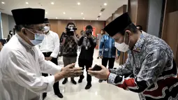 Ketua Umum Dewan Masjid Indonesia Jusuf Kalla (kiri) bertemu Kepala BNPT Komjen Pol Boy Rafli Amar di Kantor Pusat DMI, Jakarta, Jumat (4/2/2022). Pertemuan ini dalam rangka kerja sama program deradikaliasasi terorisme dengan melibatkan DMI di seluruh tingkatan wilayah Indonesia. (Foto: Istimewa)