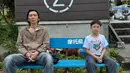 Liburan ke luar negeri, memang menjadi salah satu destinasi wisata pilihan banyak keluarga artis. Termasuk dari keluarga personil band Slank, Bimbim. Bersama dengan istri dan anaknya, Bimbim mengunjungi Negeri Sakura pada awal bulan Juni kemarin. Sampai saat ini ia banyak abadikan momen serunya di Instagram dan InstaStorynya. (Liputan6.com/IG/@bimbimslank)
