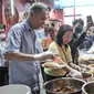 Sebanyak 400 porsi hidangan buka puasa disiapkan oleh pengurus Wihara Dharma Bhakti untuk dibagikan kepada umat muslim dan warga setempat. (merdeka.com/Iqbal S Nugroho)