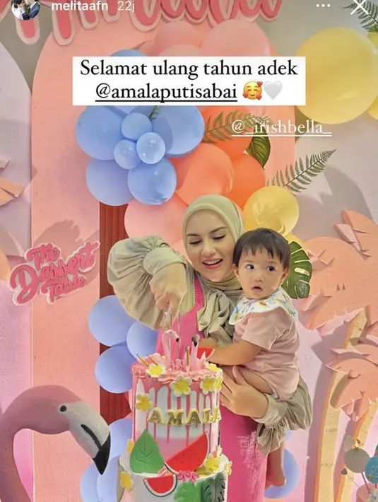 Ulang tahun mengusung tema ceria penuh warna. Irish Bella tampak ceria memotong kue ulang tahun yang juga penuh warna. [Instagram/_irishbella_]
