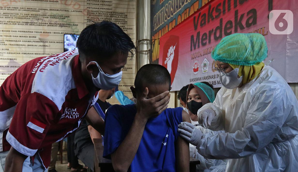Petugas medis menyuntikan vaksin COVID-19 kepada pasien ODGJ di Bekasi, Jawa Barat, Rabu (4/8/2021). Sebanyak 70 pasien ODGJ mengikuti kegiatan vaksinasi merdeka guna mencegah penyebaran wabah COVID-19. (Liputan6.com/Herman Zakharia)
