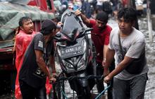 FOTO: Banjir Parah Landa Jalur Penghubung Jakarta-Tangerang, Pemotor Andalkan Jasa Gerobak