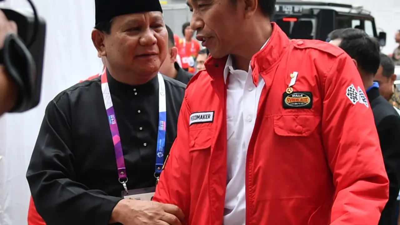 Potret Jokowi - Prabowo Peluk Atlet Silat Peraih Emas Asian Games 2018