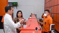 Presiden Jokowi meninjau langsung penyaluran BLT El Nino ke Kantor Pos KCU Manado, Kamis 28 Desember 2023. (Ist)