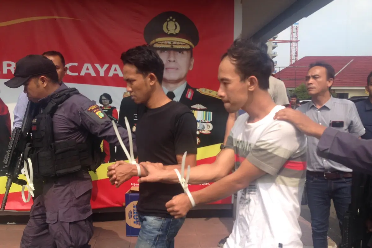 Polisi meringkus Adison, (21), dan Indra Winata (28) komplotan perampok bermodus mengganjal mesin Anjungan Tunai Mandiri (ATM). 
