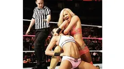 Aksi Summer Rae diatas ring saat menaklukan lawannya. (Bola.com/Instagram/daniellemoinet)