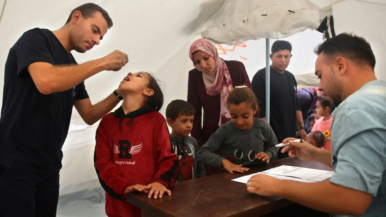 Program vaksinasi polio dilanjutkan di Gaza utara pada hari Sabtu ((2/11/2024), tetapi serangan melanda satu pusat kesehatan yang melukai enam orang, termasuk anak-anak. (AFP)