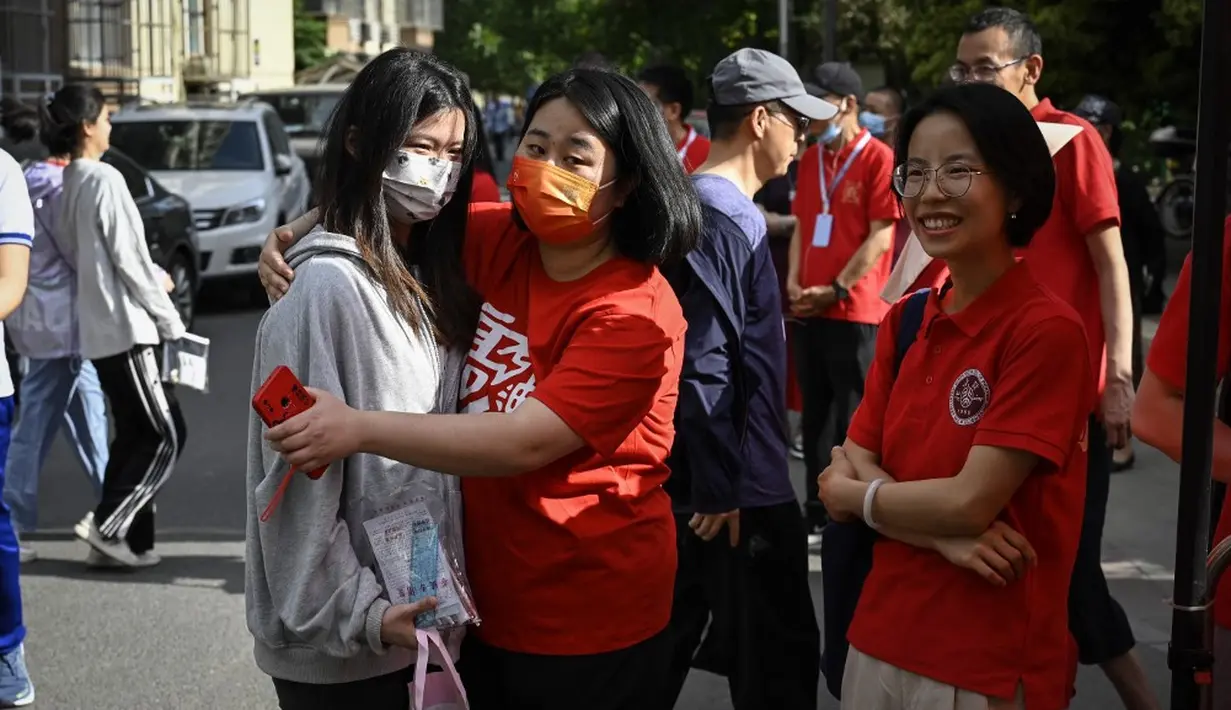 <p>Pihak berwenang memberlakukan berbagai tindakan untuk meredam kebisingan dan meminimalkan gangguan terhadap peserta tes &ndash; termasuk melarang mobil membunyikan klakson dekat beberapa lokasi ujian. Selain itu, menurut laporan media pemerintah, pihak berwenang juga menangguhkan operasi di restoran terdekat. (Jade Gao/AFP)</p>