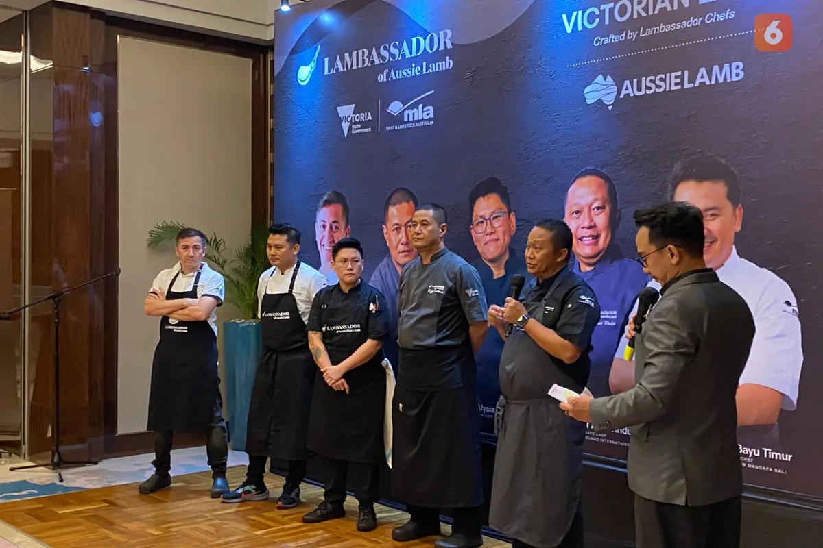 Lima chef menyajikan hidangan unik berbahan daging domba Victoria menggunakan potongan lamb leg, lamb rack, dan lamb shoulder dalam rangkaian acara Lambassador Dinner yang digelar di Raffles Hotel Jakarta pada Selasa (25/11/2025) (Dok. Liputan6.com/Teddy)