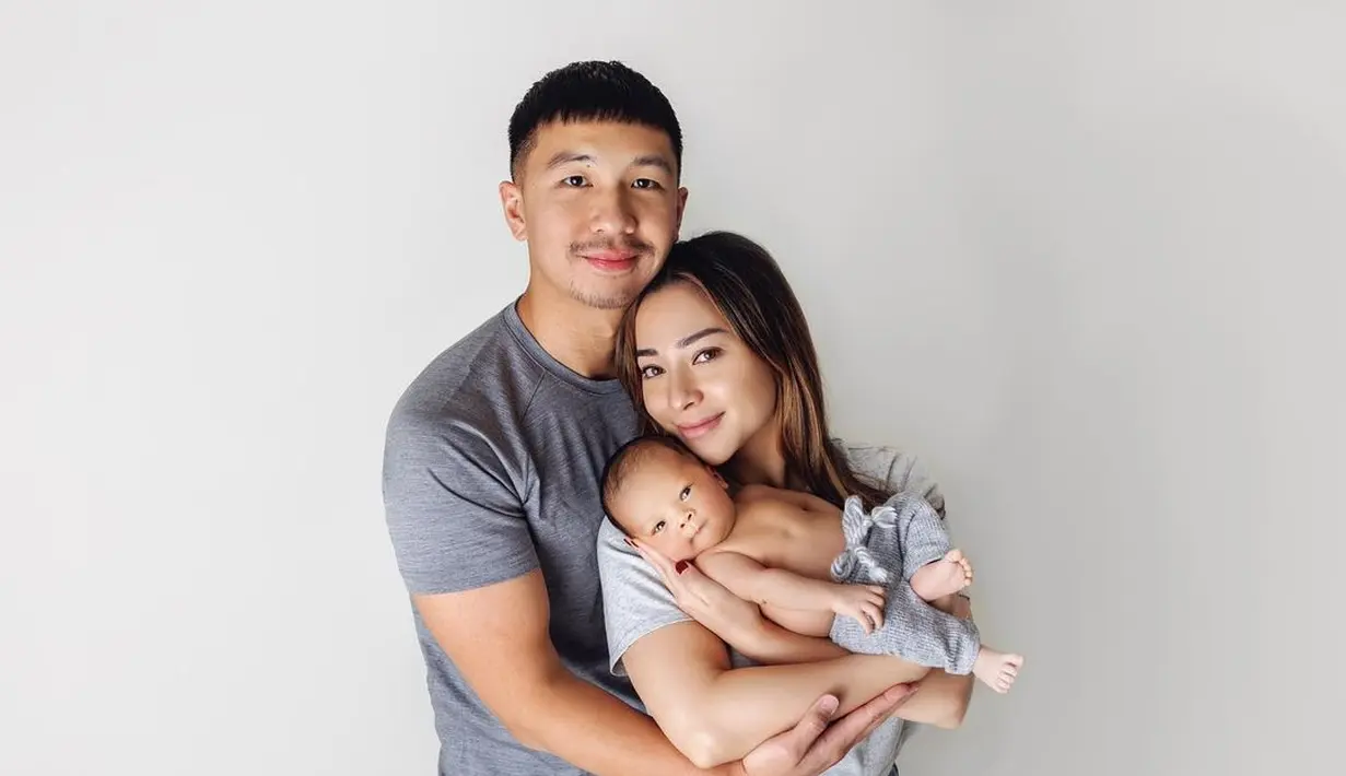 Menjadi keluarga baru, ketiganya pun muncul dalam sebuah photoshoot keluarga pertama. (instagram.com/indpriw)