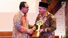 Dirut Bank BTN, Maryono (kiri) bersalaman dengan perwakilan imam Masjid Istiqlal di Jakarta, Rabu (21/6). BTN memberikan kemudahan kepada para imam, mu'adzin, dan karyawan Masjid Istiqlal untuk memiliki rumah. (Liputan6.com/Angga Yuniar)
