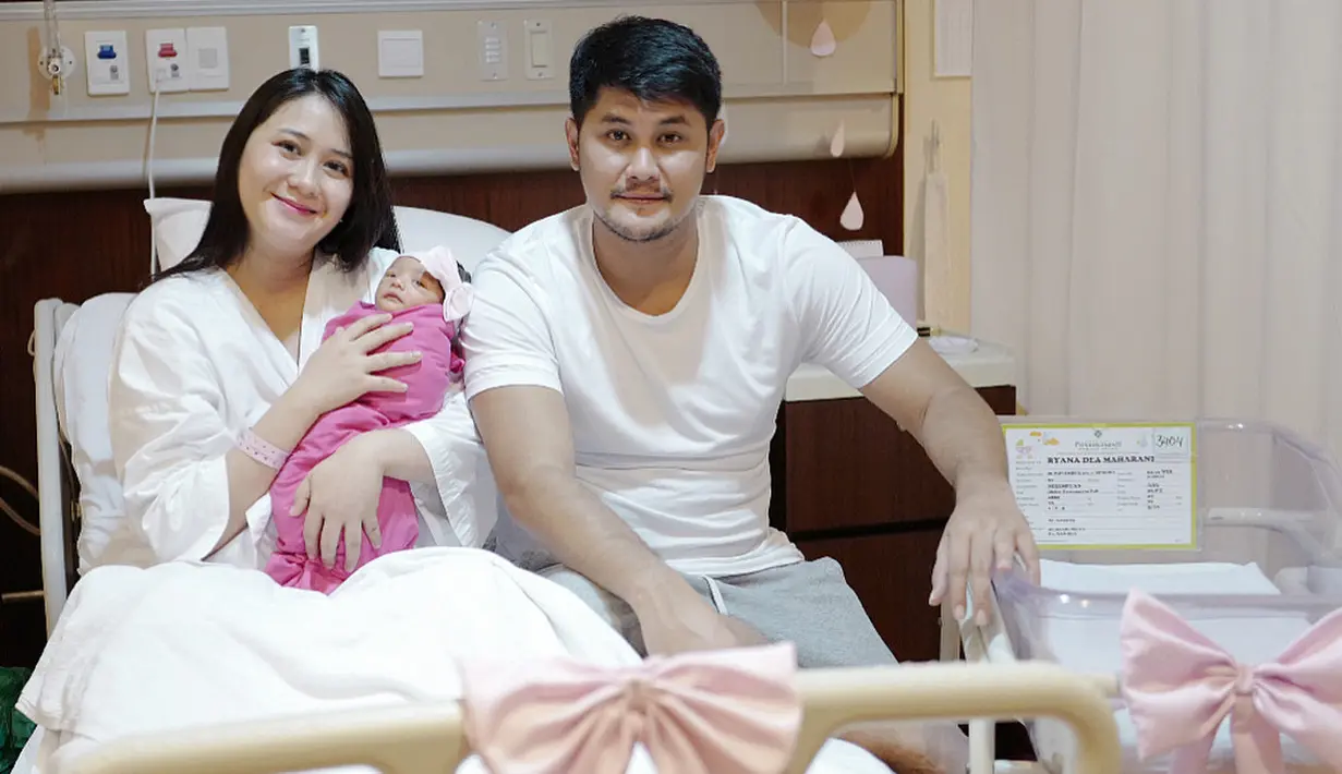 Seperti ini contohnya, sebagai suami, Puadin Redi terlihat terus berada di sisi Ryana Dea yang kala itu baru melalui proses persalinan. Puadin terus memberikan dukungan untuk sang istri tercinta. (Instagram/ryana_dea)
