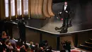 <p>Aksi Jimmy Kimmel sebagai host Oscar 2023 berjalan di atas panggung dengan keledai selama ajang Academy Awards ke-95 di Dolby Theatre di Los Angeles, California, Minggu (12/3/2023). Momen Kimmel membawa keluar Jenny si keledai ke atas panggung Academy Awards ke-95 membawa keseruan tersendiri. (Photo by Patrick T. Fallon / AFP)</p>
