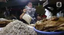 Pedagang menata dagangannya di Pasar Senen, Jakarta, Selasa (5/5/2020). Badan Pusat Statistik (BPS) mencatat inflasi pada April 2020 sebesar 0,08% yang disebabkan permintaan barang dan jasa turun drastis akibat pandemi COVID-19. (Liputan6.com/Angga Yuniar)