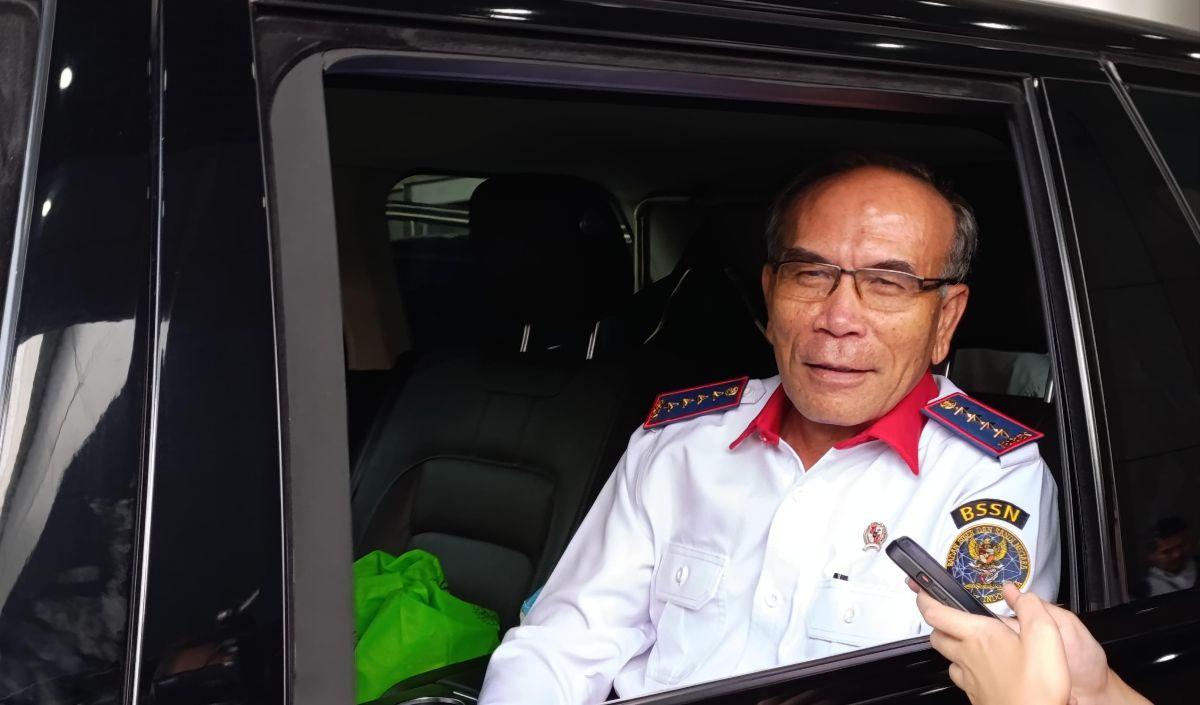 "Jadi menunggu PDN baik kita harus emergency apa, solusi emergensi. Jadi kita pakai apa, yang Amazon dulu," tutur Yasonna.