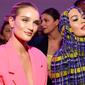 (Dari kiri) Model Inggris Rosie Huntington-Whiteley, penyanyi Inggris Rita Ora dan penyanyi rap AS Nicki Minaj menghadiri fashion show Versace pada Milan Fashion Week, 21 September 2018. (AFP/Miguel MEDINA)