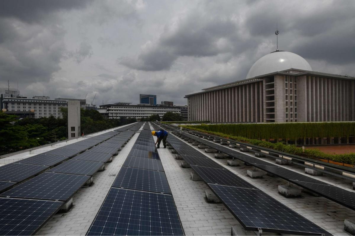 PLTS Atap di Masjid Istiqlal
