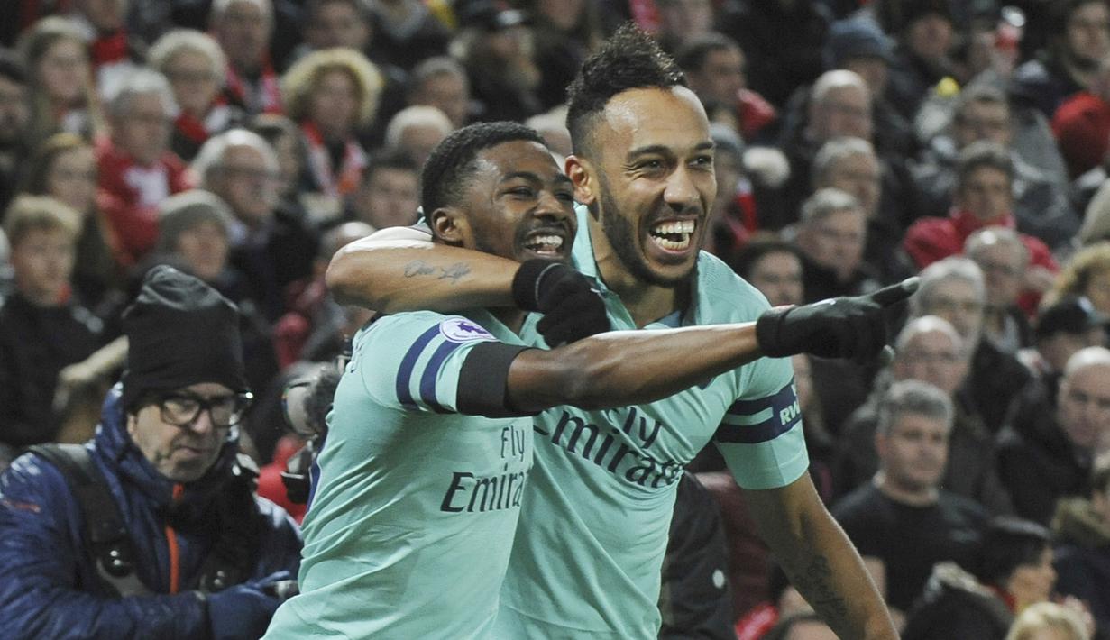 Gelandang Arsenal, Ainsley Maitland-Niles, merayakan gol yang dicetaknya ke gawang Liverpool pada laga Premier League di Stadion Anfield, Liverpool, Sabtu (29/12). Liverpool menang 5-1 atas Arsenal. (AP/Rui Veira)