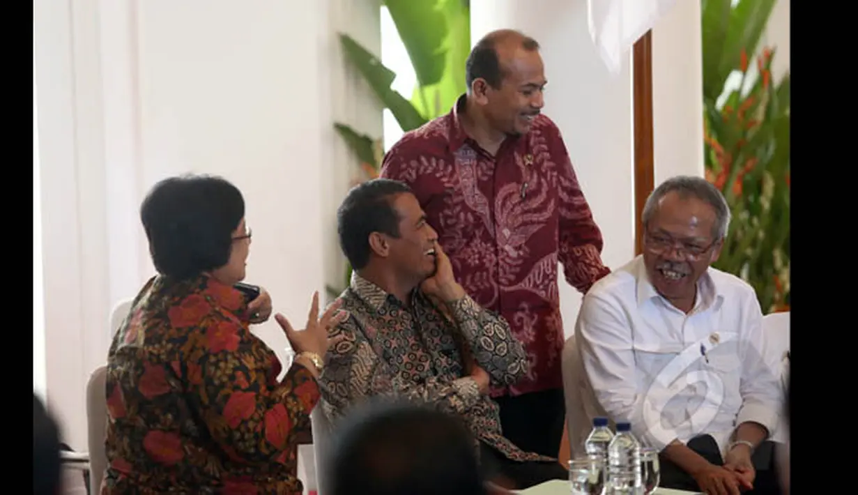 Menteri Andrinof (kedua kanan) berbincang dengan Menteri Basuki (kanan), Menteri Amran Sulaiman (kedua kiri) dan Menteri Siti Nurbaya (kiri) sebelum mengikuti rapat koordinasi di Istana Bogor, Kamis (29/1). (Liputan6.com/Faizal Fanani)