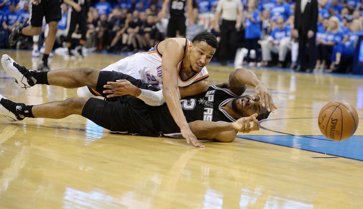 Pebasket OKC Thunder, Andre Roberson (21) berebut bola dengan Pebasket Spurs, Kawhi Leonard (2) saat terjatuh pada laga NBA Playoffs game ke-6 semifinal wilayah barat di Chesapeake Energy Arena,Oklahoma City, (12/5/2016). (Mark D. Smith-USA TODAY Sports)