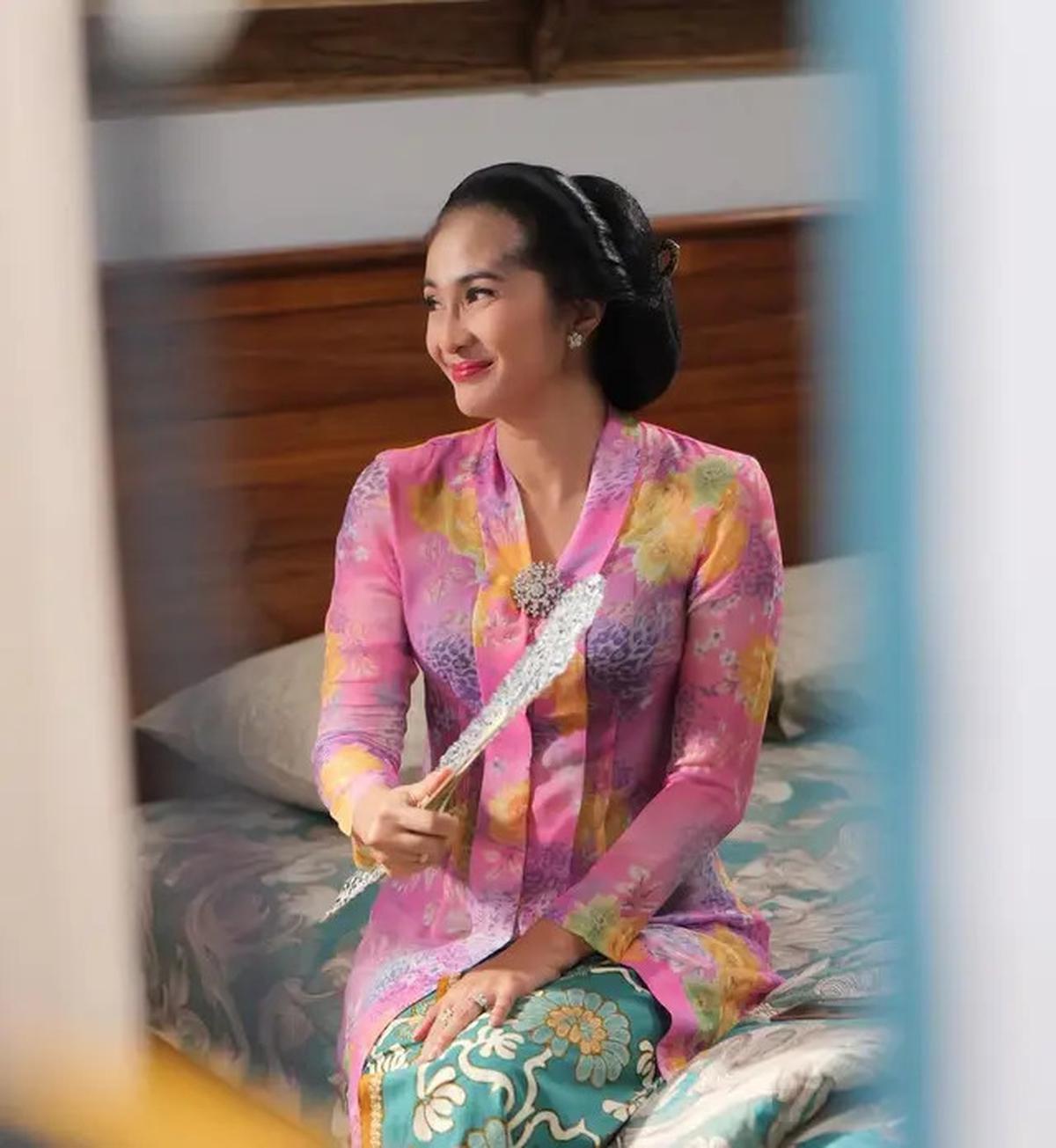 6 Outfit Maudy Koesnaedi dengan Kebaya dalam Series 'Losmen Bu Broto', Bergaya Klasik dan Berwibawa
